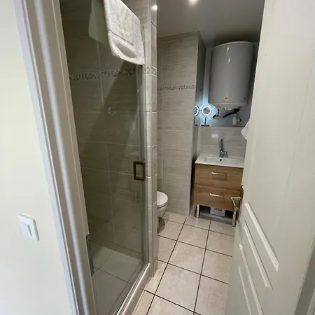 Appartement Ou Studio En Hyper Centre, Pour La Plage Et La Rue Pietonne Il Suffit De Traverser La Rue , Voir La Photo Principale Andernos-les-Bains Exterior foto